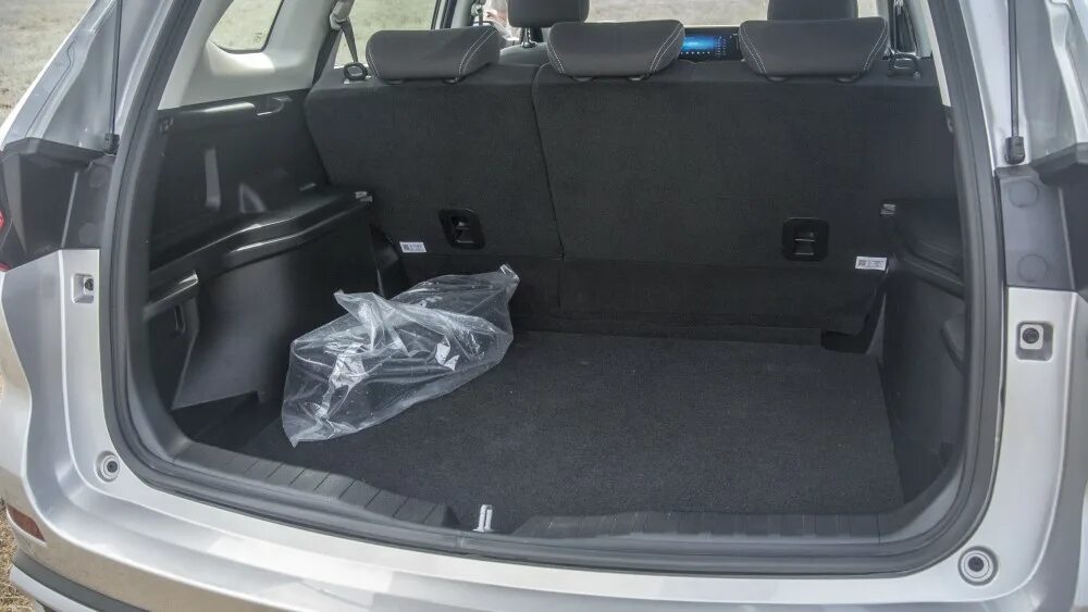 Haval m6 фото багажника Платформа 2011 года, передняя панель как у Toyota RAV4, но мягкая подвеска и бол