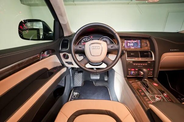 Q7 фото салона Дизайнерский Audi Q7. Фотография из альбома Эксклюзивные работы. - 16 из 74 ВКон