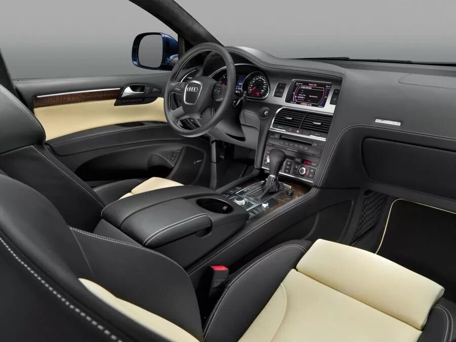 Q7 фото салона Торпедо Audi Q7 4.2 TDI Quattro S-Line в кузове 4L, выпускаемого с 2006 года по 