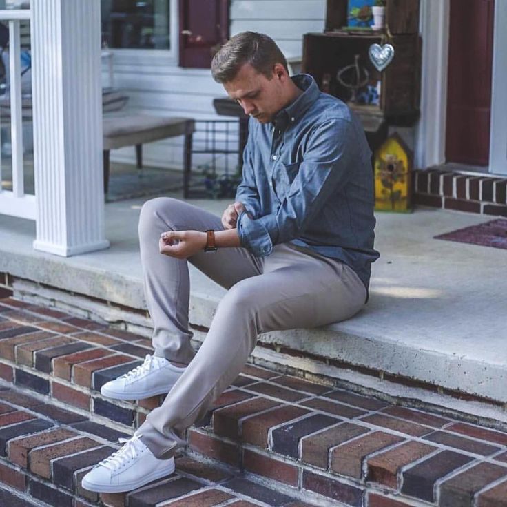 Quiet luxury мужской стиль @grant_michaels staying cool in his breathable JP Chinos #NiftyGenius Grey chino