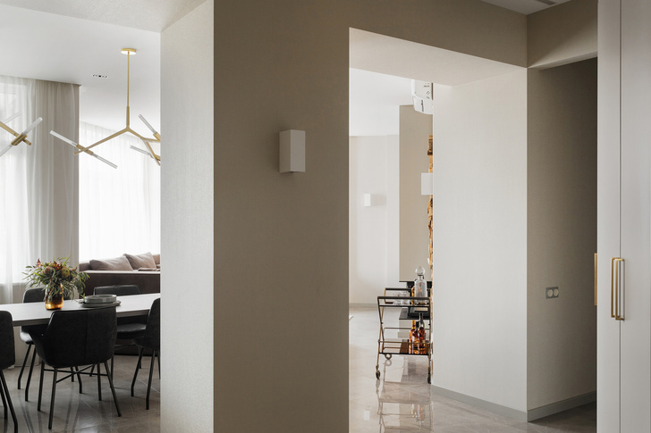 Ral 7047 в интерьере стены Солидный интерьер на 123 м² с яркими деталями myDecor