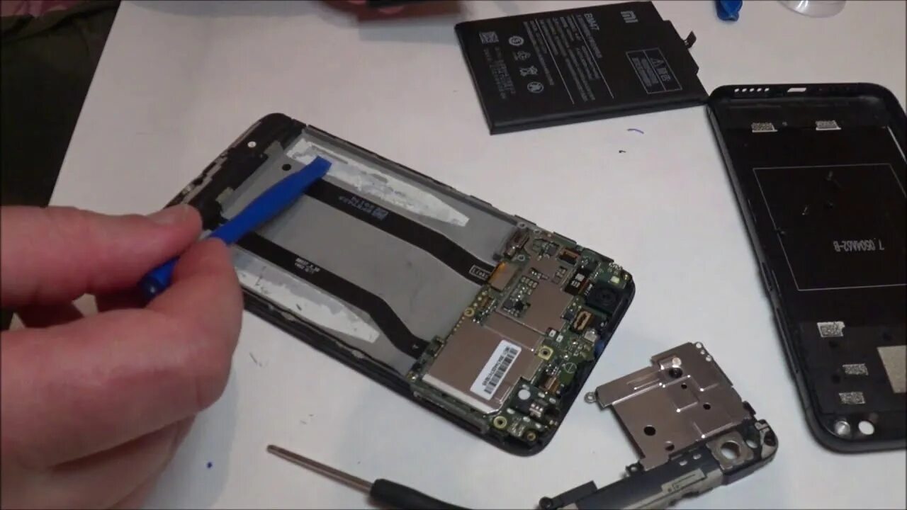 Redmi 5a замена аккумулятора самостоятельно XIAOMI BATTERY REPLACEMENT КАК ЗАМЕНИТЬ БАТАРЕЮ на XIAOMI легко и просто - YouTu