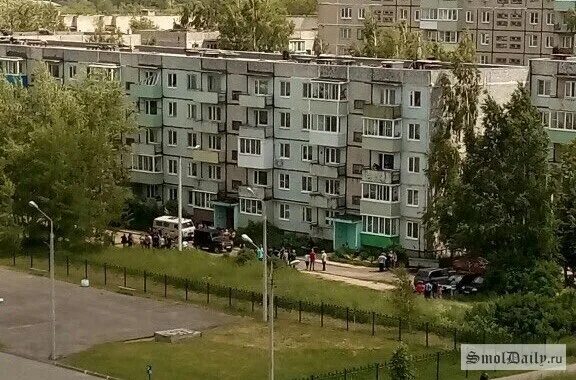 Remontdoma рославль 17 й микрорайон 1 фото Очевидцы: Рославльчанин захватил в заложники трёх человек и перерезал себе горло