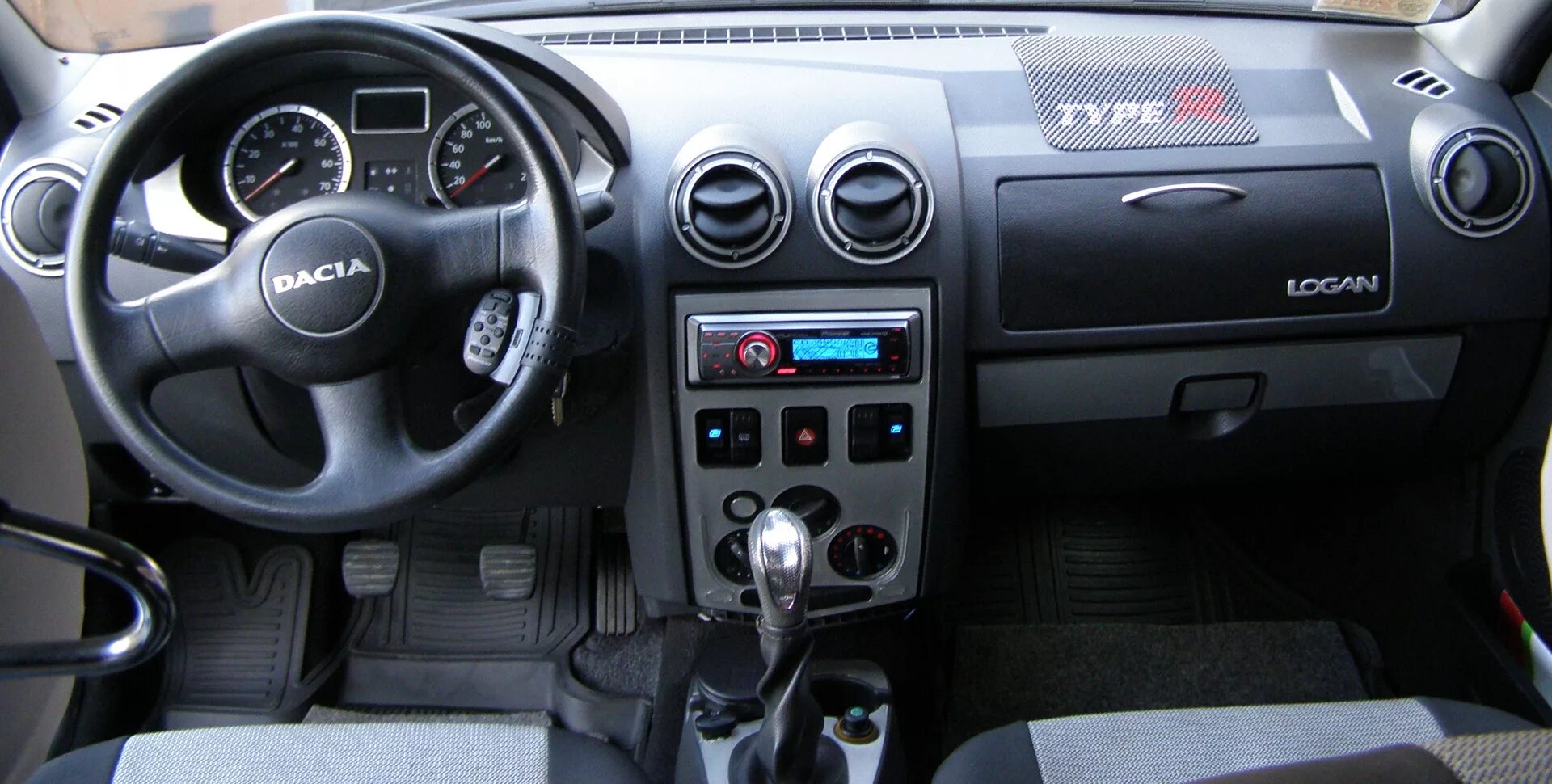 Renault logan 1 тюнинг салона Лёгкий тюнинг Торпедо с помощью Dacia Dash Kits - Renault Logan (1G), 1,4 л, 200