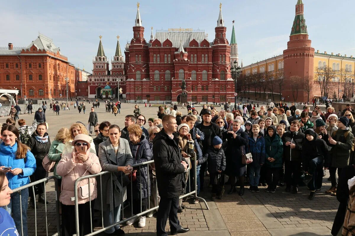 Rendez vous москва манежная площадь фото Капсула, на которой спустился на Землю первый в мире космический киноэкипаж, нач