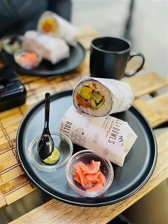 Rolls bowls площадь киевского вокзала 2 фото Много лосося! - отзыв о Rolls & Bowls, Стамбул, Турция - Tripadvisor