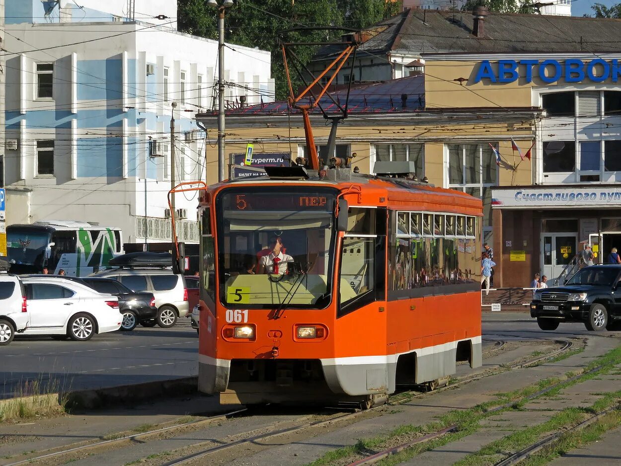 Romantic tram пермь улица ленина фото Пермь, 71-619К № 061 - Фото - Городской электротранспорт
