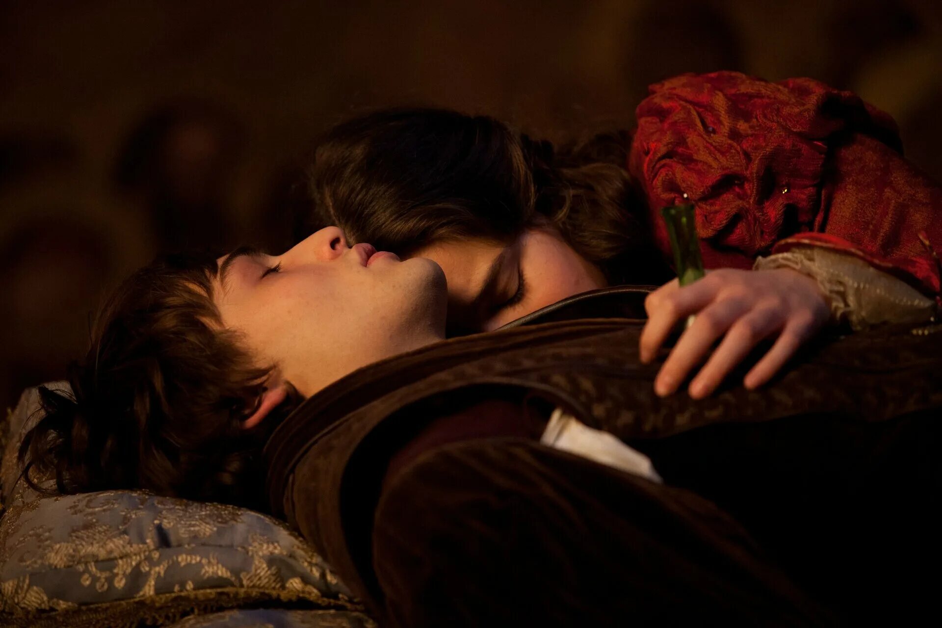 Romeo и juliet ул космонавтов 56 фото Фото: Ромео и Джульетта / Кадр из фильма "Ромео и Джульетта" (2013) #2252932