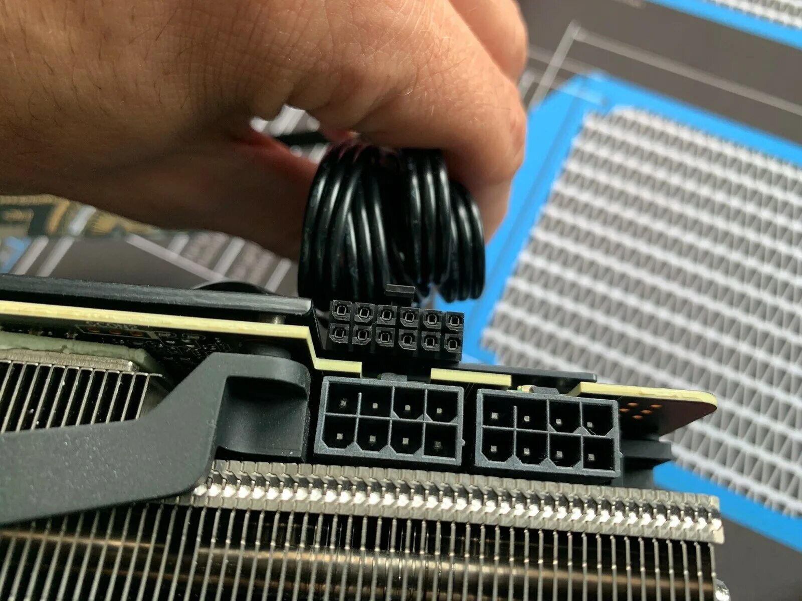 Rtx tesla 4000 подключение без доп питания Миниатюрный 12-пиновый коннектор питания NVIDIA по размеру соответствует 8-пинов