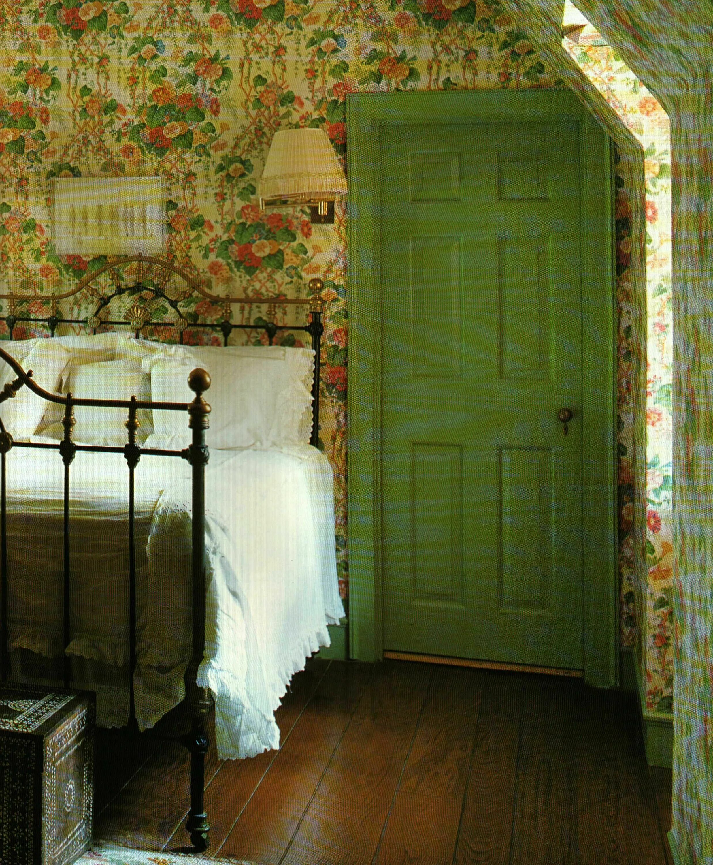 Ruch my cottage обои в интерьере love green painted door with floral wallpaper Cottage interiors, Cottage decor, 