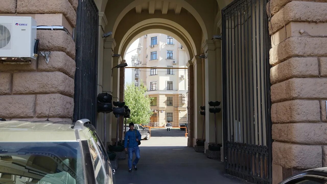Rushev садовая триумфальная ул 4 10 фото Садовое кольцо, вход в московский двор, на ночь ворота закрываются, Садовая-Триу