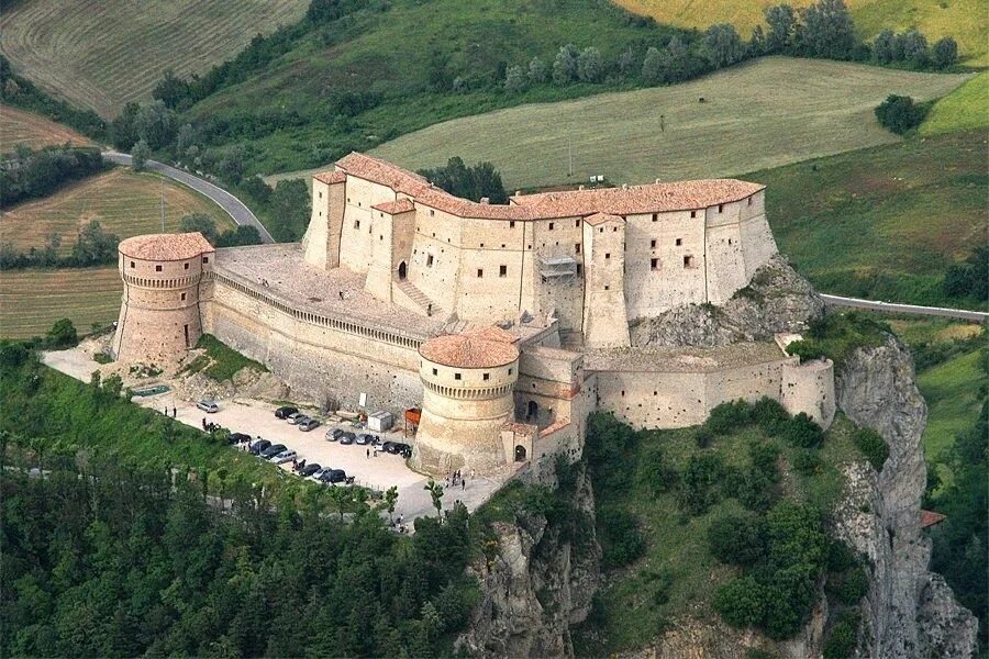 Sanleo волжская ул 17 фото Riccione d’inverno: un viaggio alla scoperta dei dintorni Castello, Interni del 