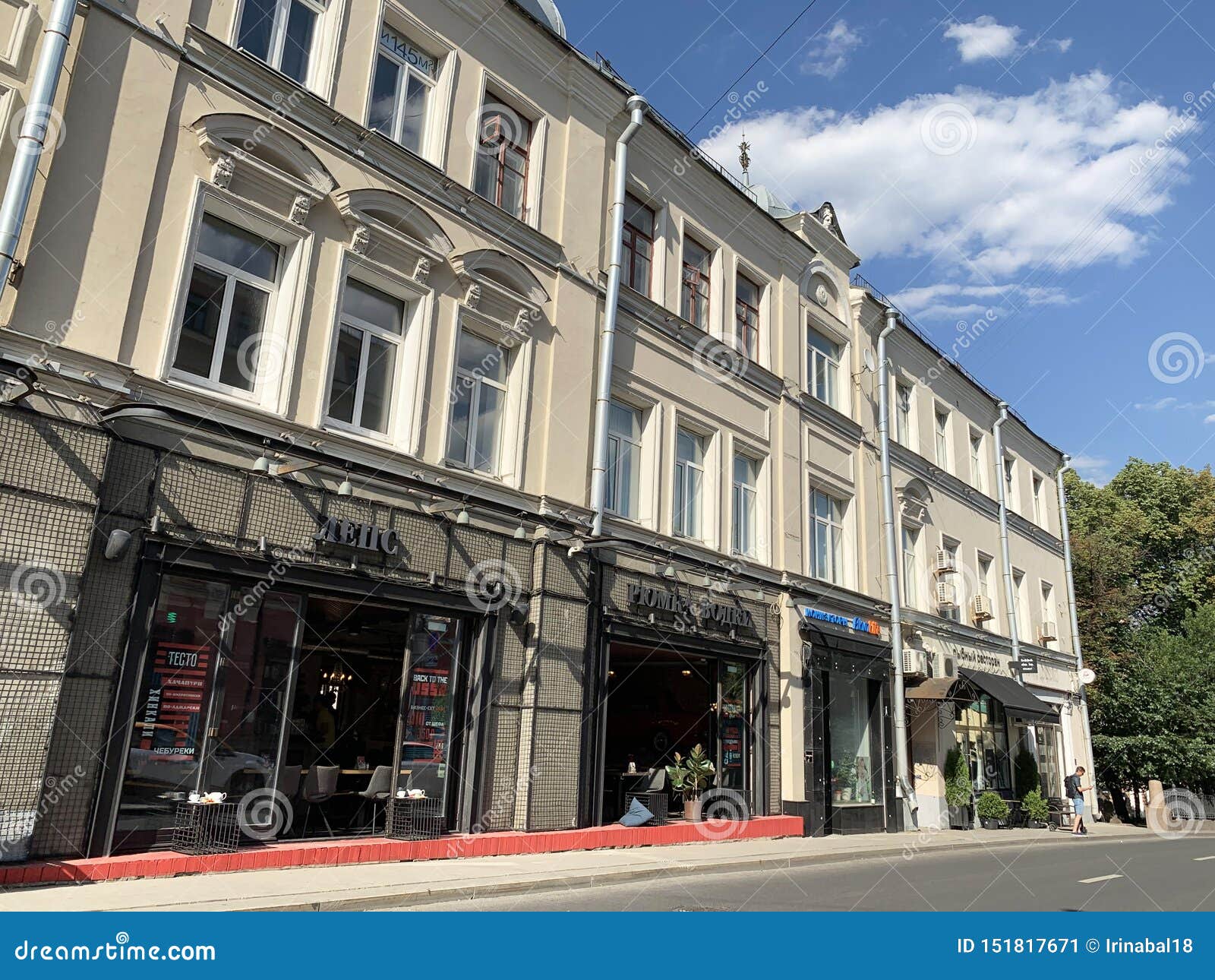 Saviv ул петровка 30 7 фото Москва, Россия, июнь 20, 2019 Стекло ресторана "водки Leps особняка внутри истор