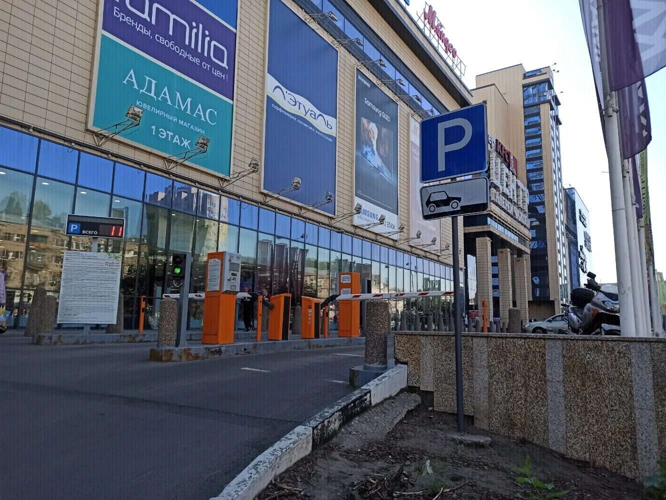 Scandy park кольцовская ул 35 воронеж фото Panorama: Парковка ТЦ Галерея Чижова, parking lot, Voronezh, Koltsovskaya Street