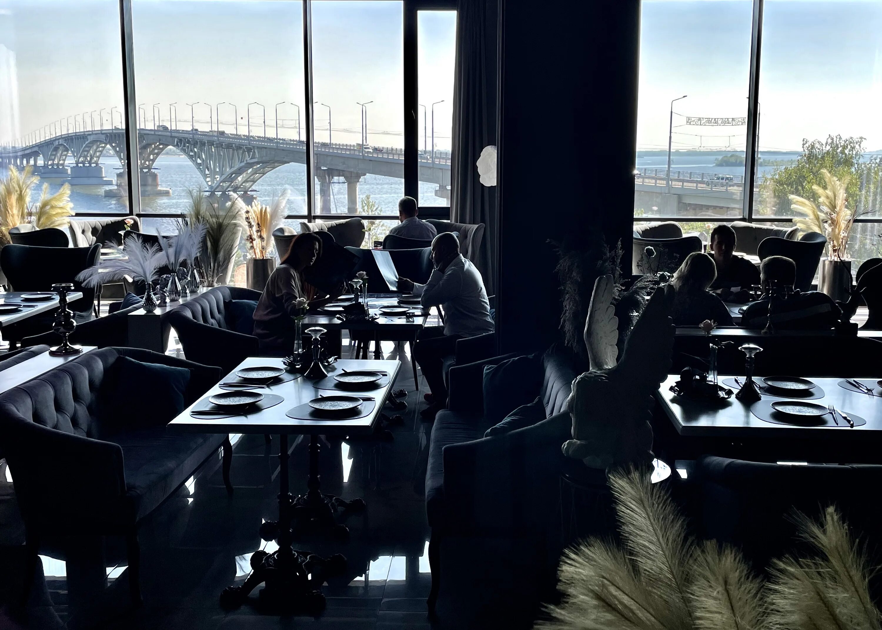 Semenov black славянская площадь 2 фото Photo: Angels & Demons, restaurant, Saratov, Slavyanskaya ploshchad, 2 - Yandex 