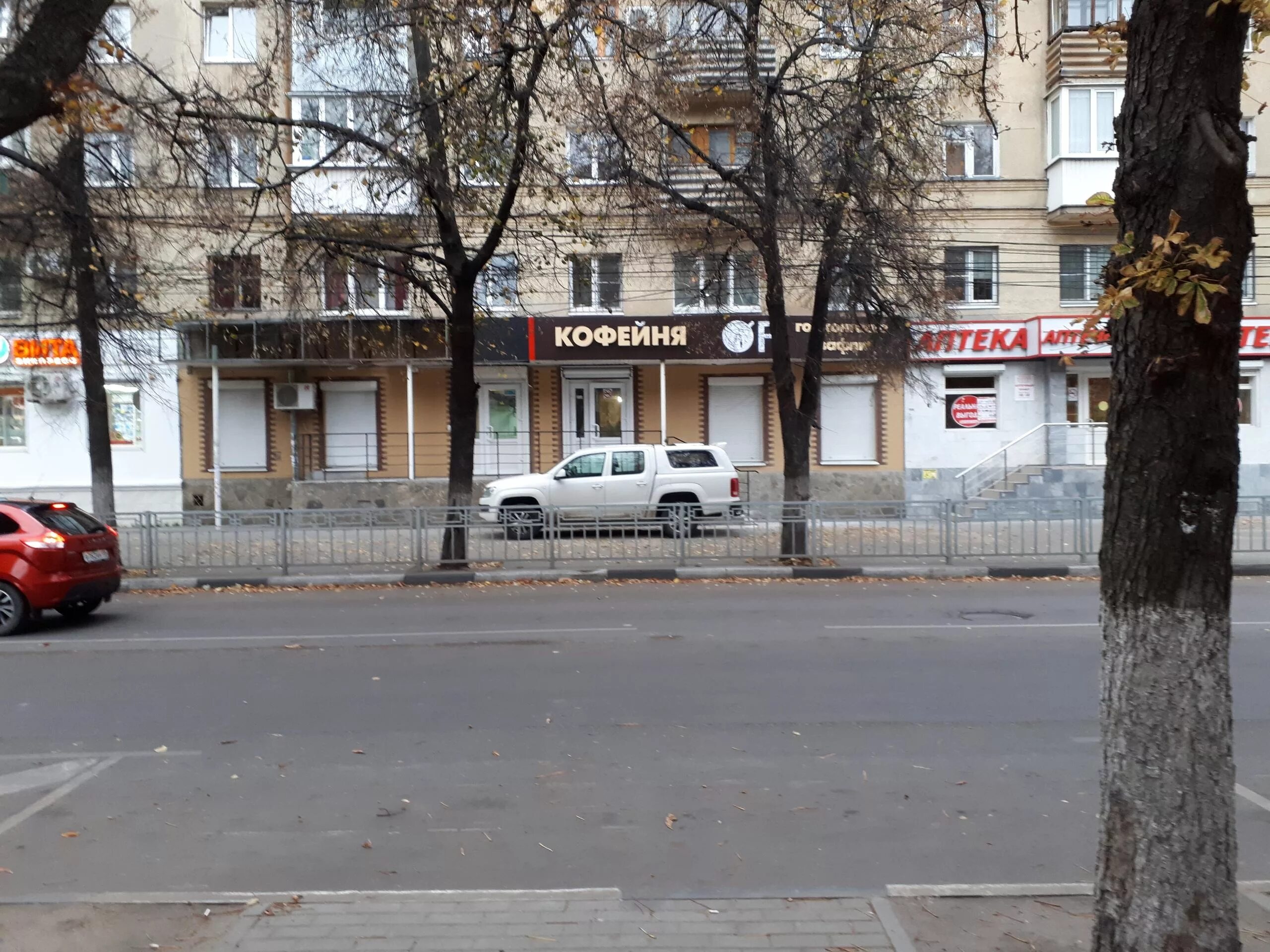 Seven ул комиссаржевской 7 воронеж фото Воронежцы пожаловались на автохама, припарковавшегося на тротуаре: Яндекс.Новост