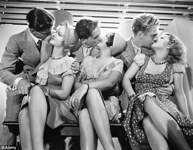 Sex ч б ретро фото бесплатно Sex spies of suburbia seduced girls in the cinema all in the name of research Da