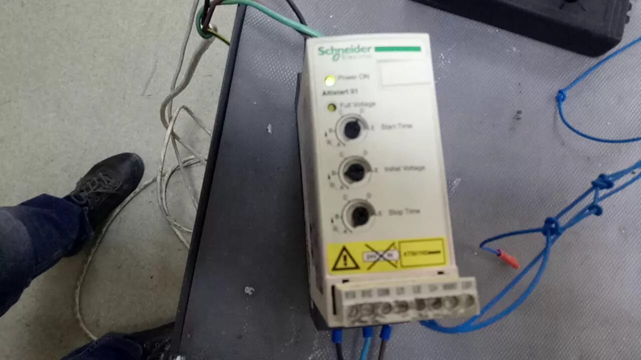 Sfb 001 устройство плавного подключение AC2528 Устройство плавного пуска Schneider Electric ATS01N206QN 3 кВт - YouTube