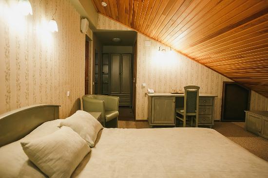 Shale ул 69 я линия 47а фото Уютный мансардный номер - Picture of Hotel Shale, Perm - Tripadvisor