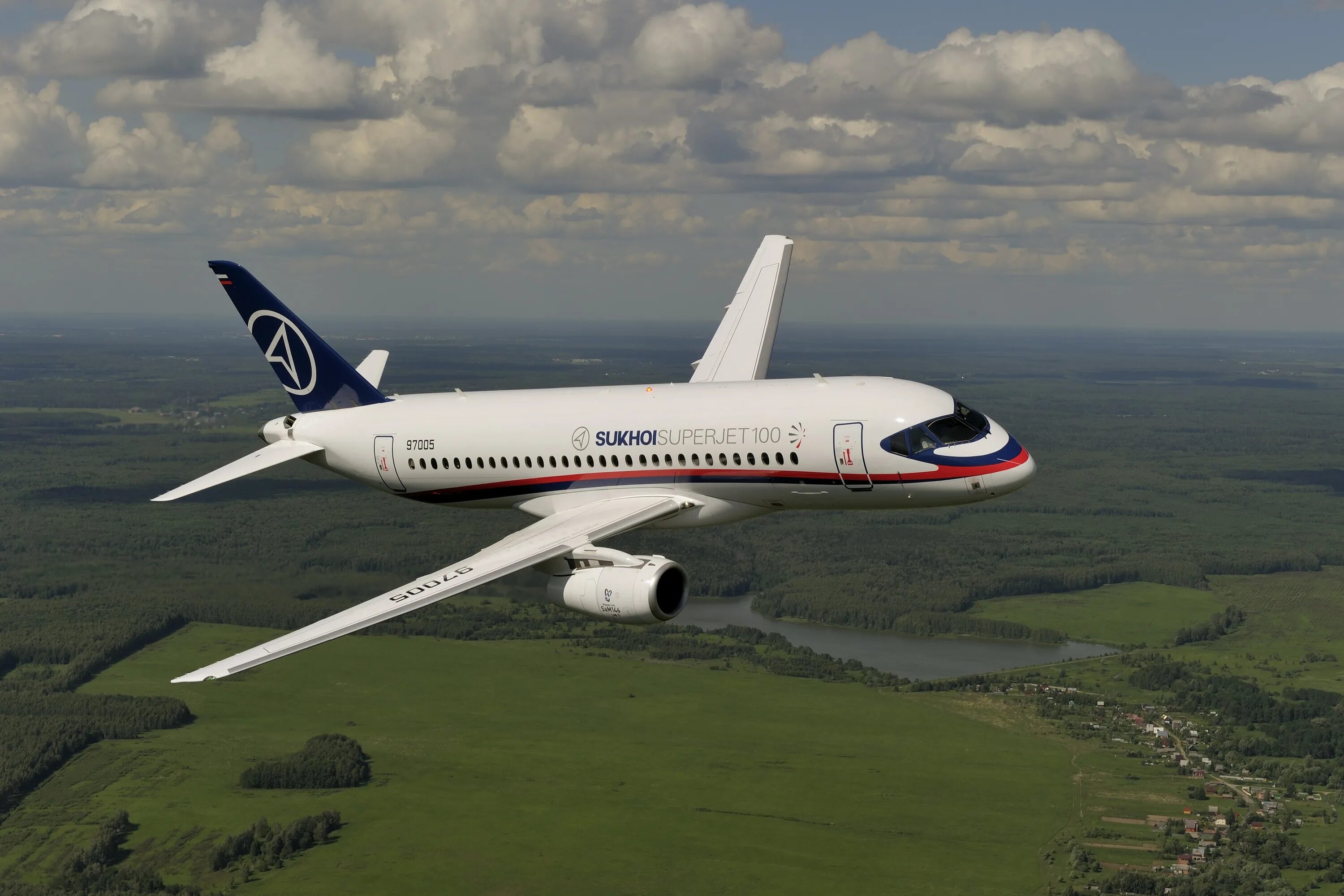 Sukhoi superjet 100 фото самолета Газпром" приобретет 10 самолетов Sukhoi Superjet и 39 вертолетов МИ-8АМТ