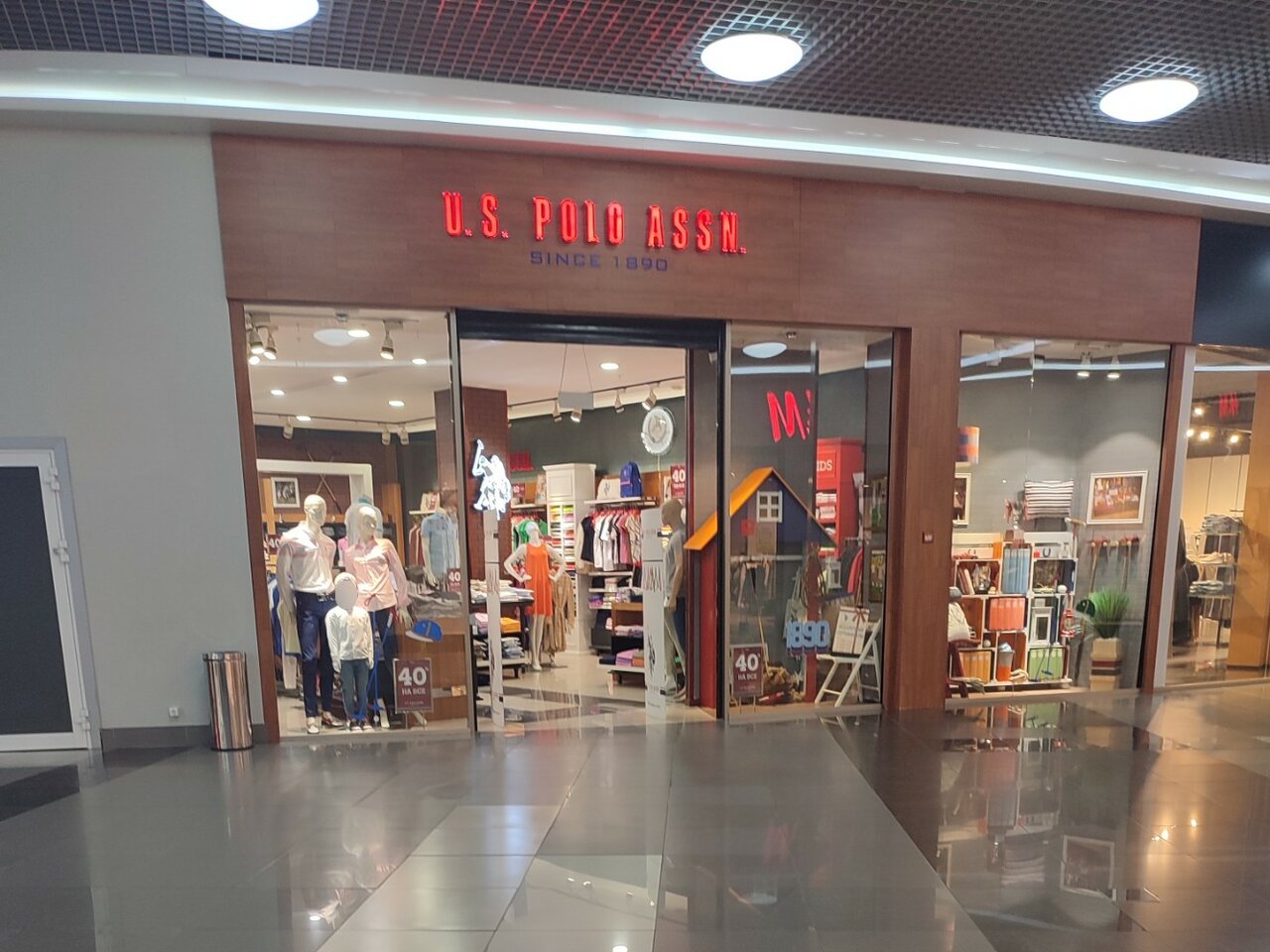 Togas парковая ул 3 поселок солнечный фото Фото: U. S. Polo Assn, магазин одежды, Парковая ул., 3, посёлок Солнечный - Янде