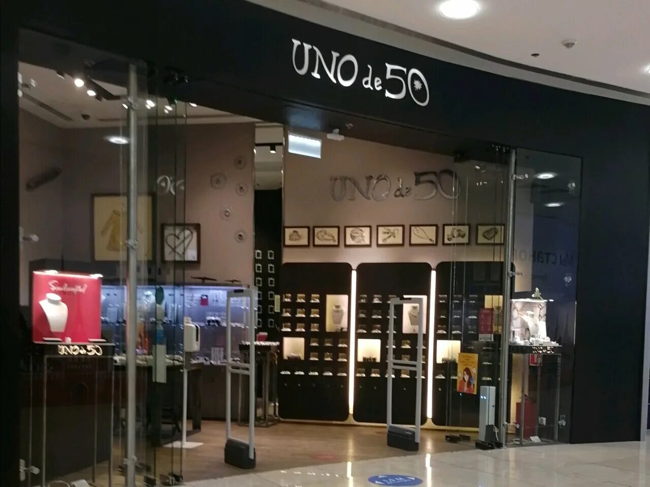 Togas площадь киевского вокзала 2 фото Фото: UNOde50, ювелирный магазин, Россия, Москва, площадь Киевского Вокзала, 2 -