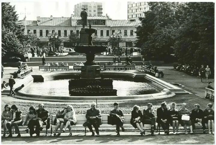 Topfit площадь пушкина 9 фото Pushkin maydoni, 1970-yillar. Allaqachon "Rossiya" kinoteatri qurilgan (u tomond