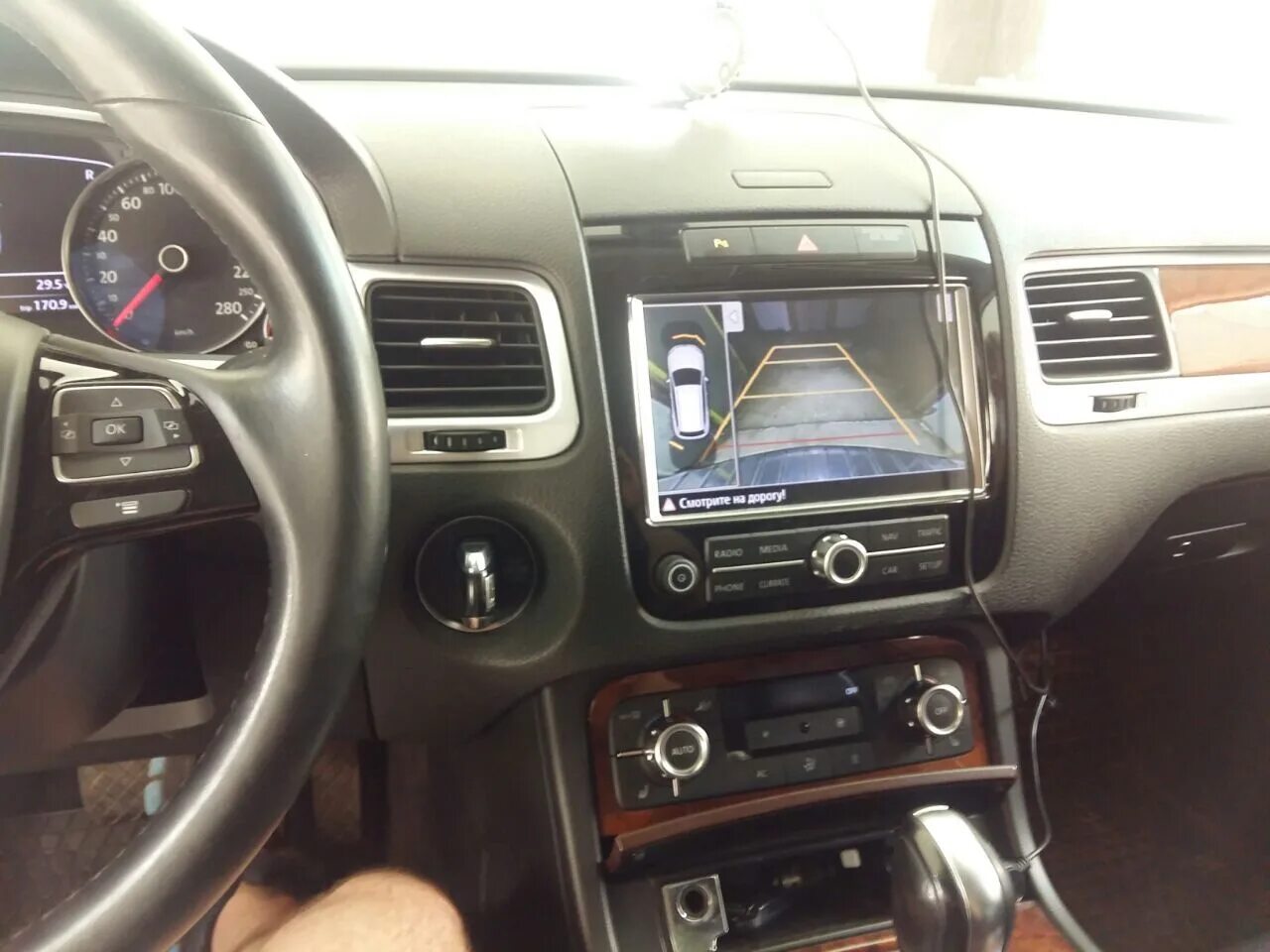 Touareg подключение камеры VW Touareg NF + OEM камера заднего вида - АвтоМедиаСтудия на DRIVE2