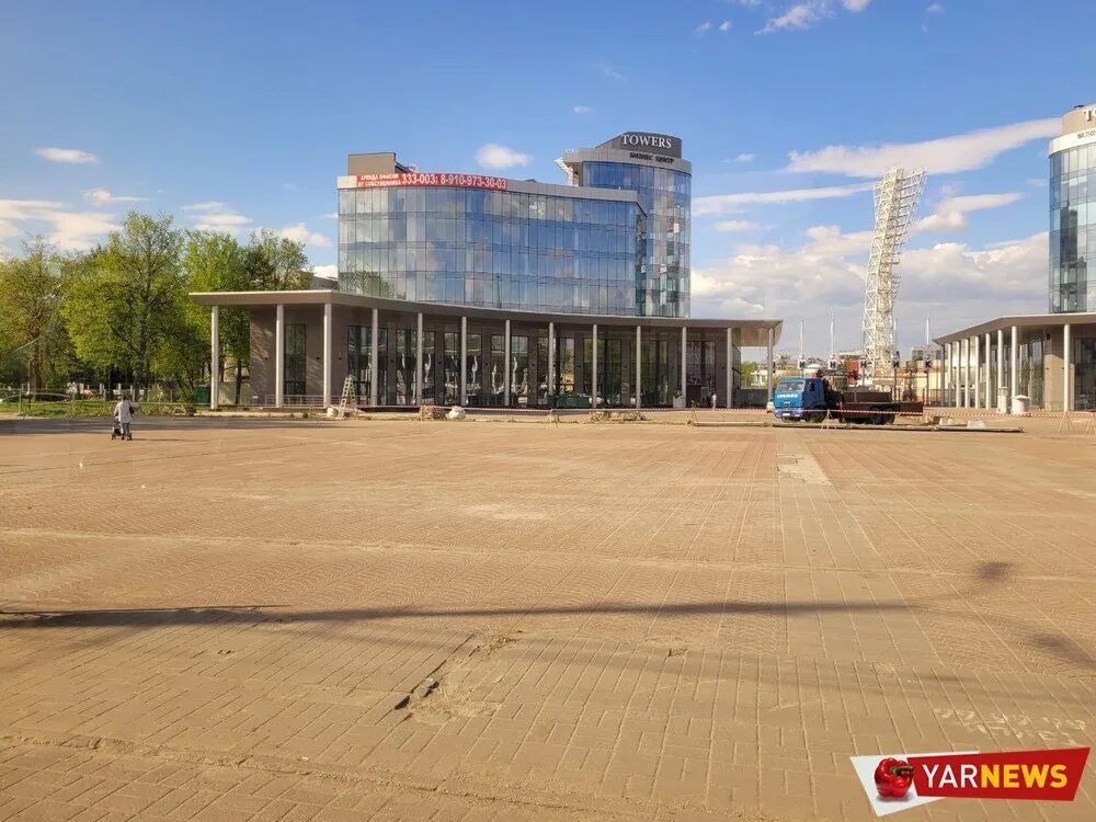 Towers площадь труда 1 фото В ЯРОСЛАВЛЕ С ПЛОЩАДИ ТРУДА УБРАЛИ ПРОСТОЯВШИЙ 20 ЛЕТ ЗАБОР В Ярославле с площад