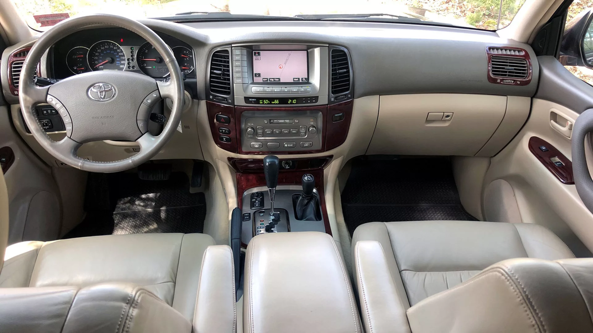 Toyota land cruiser салон фото Toyota Land Cruiser 100: Икона надежности и внедорожных возможносте Легендарные 