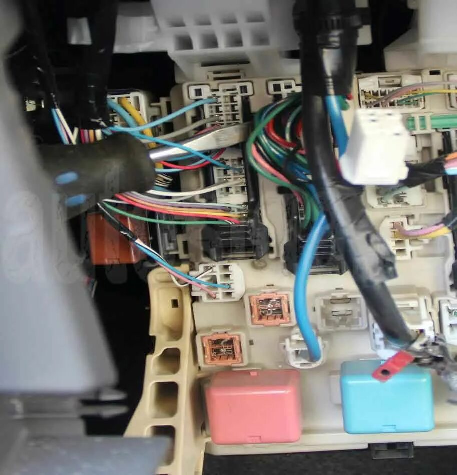 Toyota vitz точки подключения Установка автосигнализации на Toyota Vitz 2008 - Разборка и точки подключения