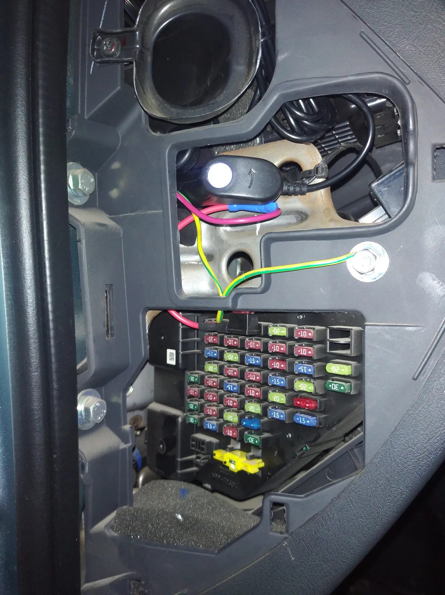 Tucson nx4 точки подключения Скрытое подключение видеорегистратора - Hyundai Tucson (JM), 2 л, 2008 года стай