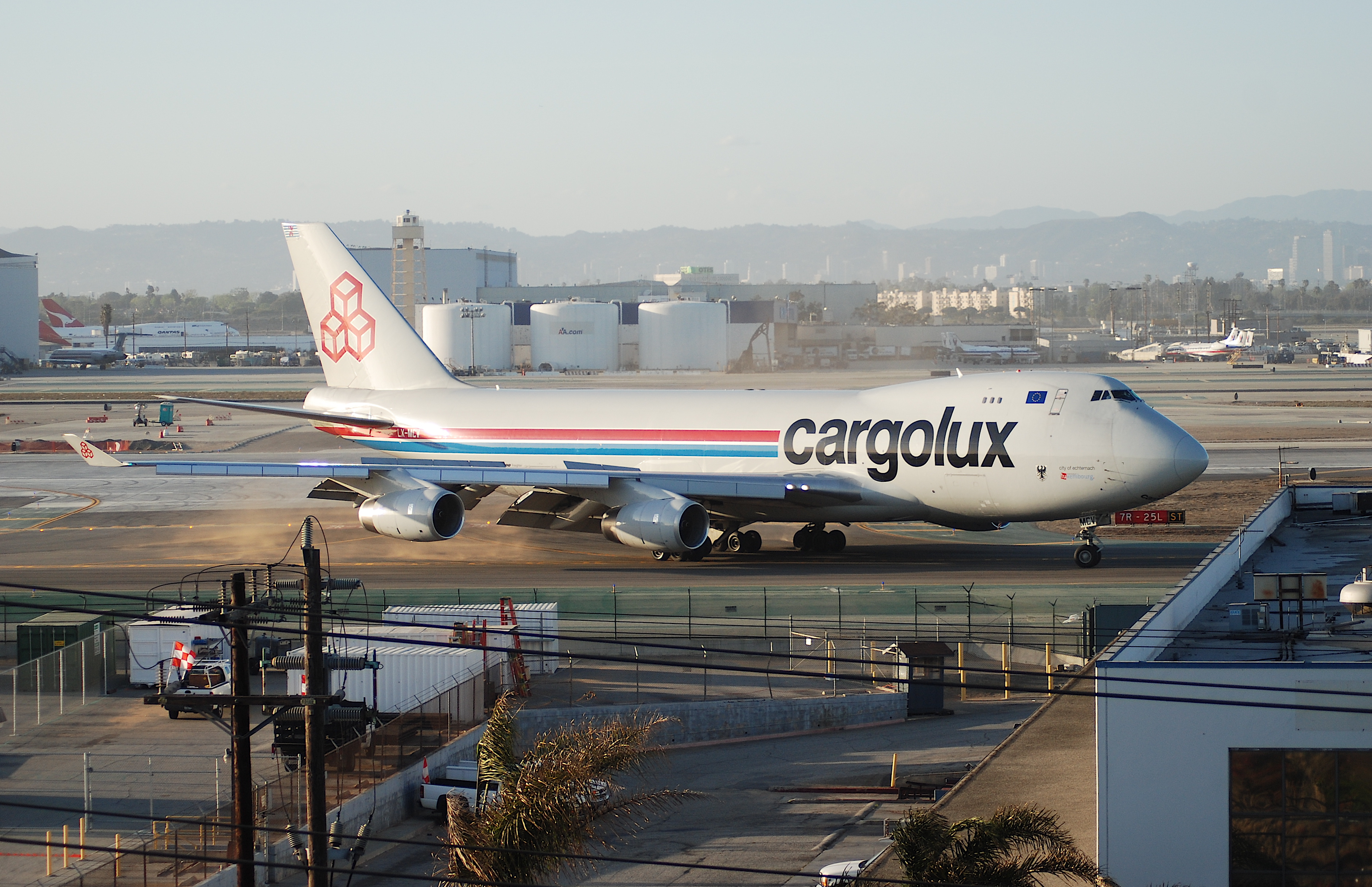 Ufirst пр аэропорта 8 фото File:Boeing 747-4R7F of Cargolux at Los Angeles International Airport (8).jpg - 