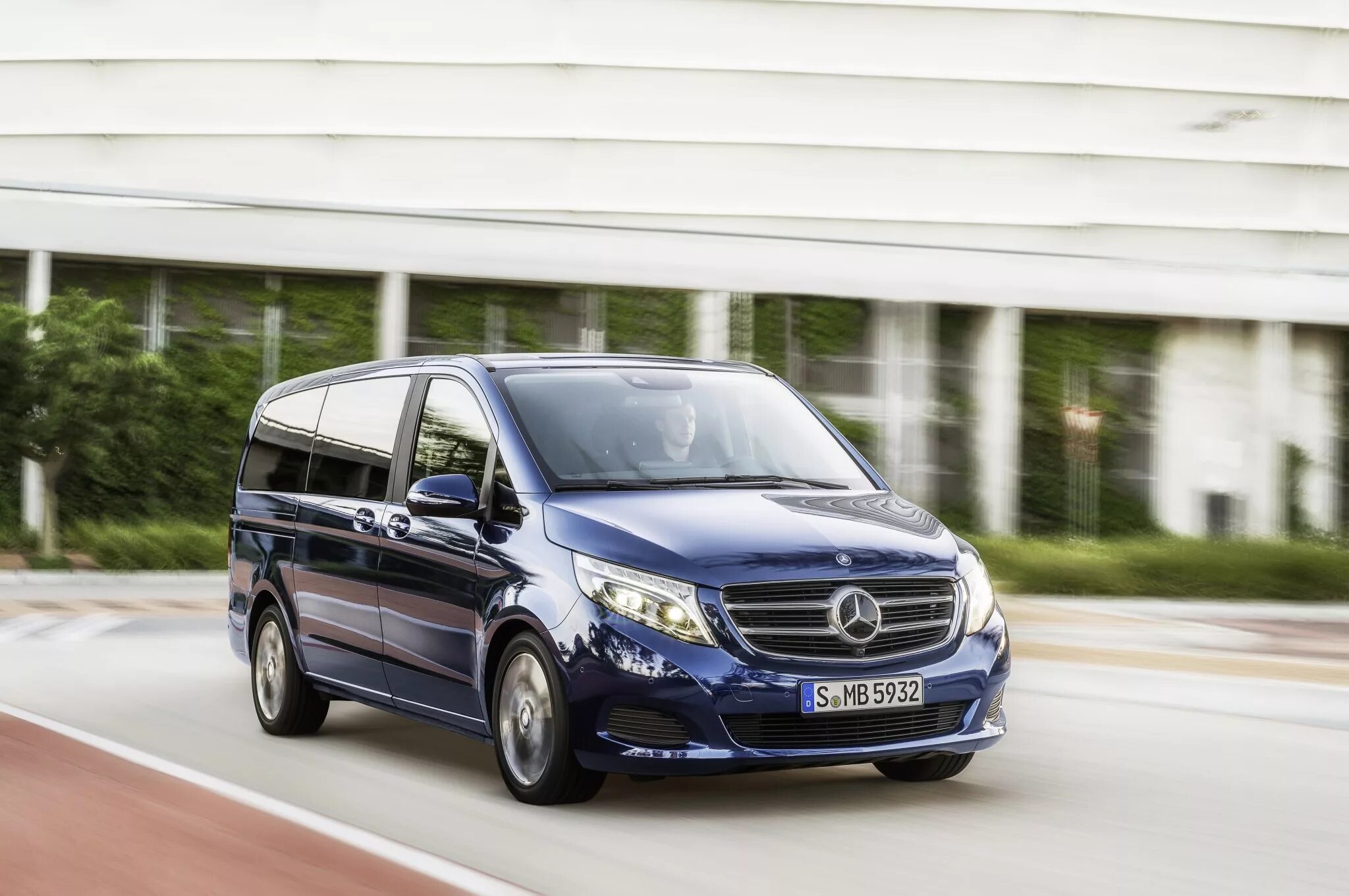 V класс фото Mercedes-Benz назвал российские цены на V-класс