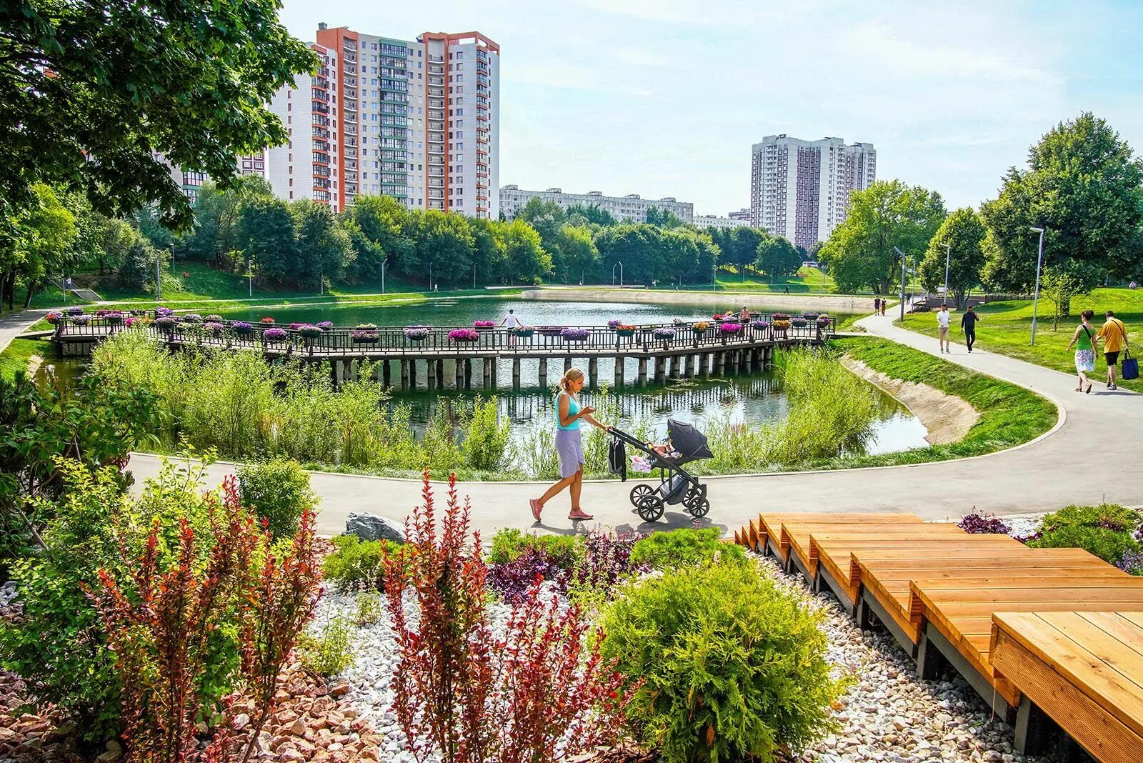 Vecher москва парк братеевская набережная фото Петунии, бегонии, вербена: более 250 тысяч цветочных кашпо украсили столичные ул