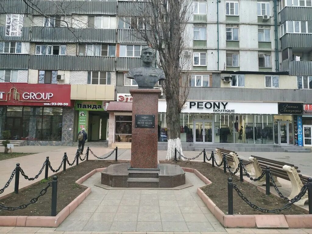 Veranda просп расула гамзатова 18 махачкала фото Panorama: Памятник Юсупу Акаеву, genre sculpture, Russia, Makhachkala, Rasula Ga