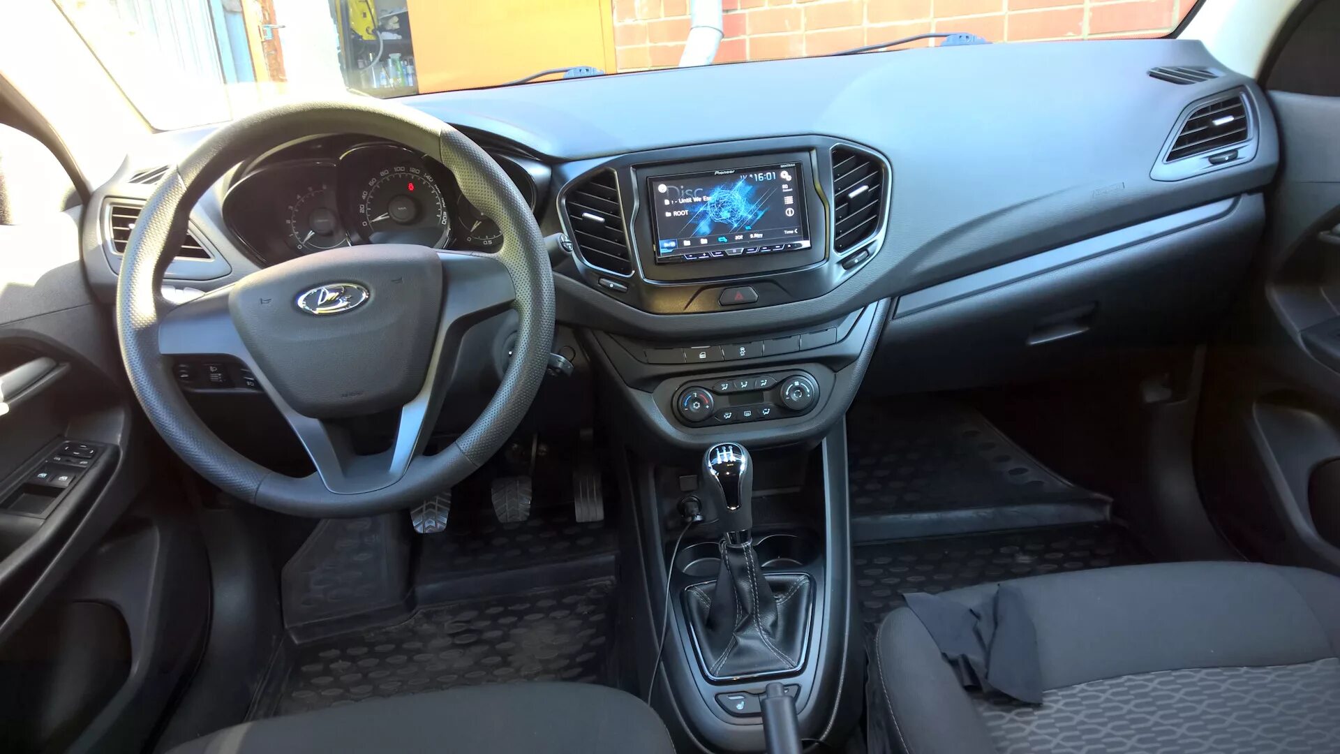 Vesta салон фото акустическая ткань на уголки под высокочастотники - Lada Vesta, 1,6 л, 2016 года