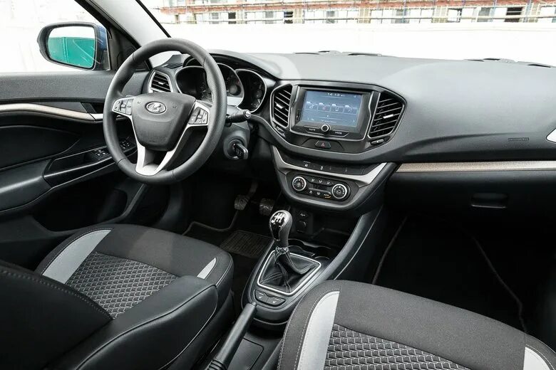 Vesta салон фото Lada против Hyundai: Vesta или Solaris?
