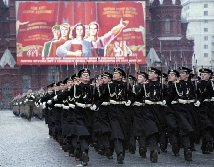 Victory советская площадь 9 фото Soviet Navy cadets of the Kaliningrad Higher Naval Academy marching through Red 