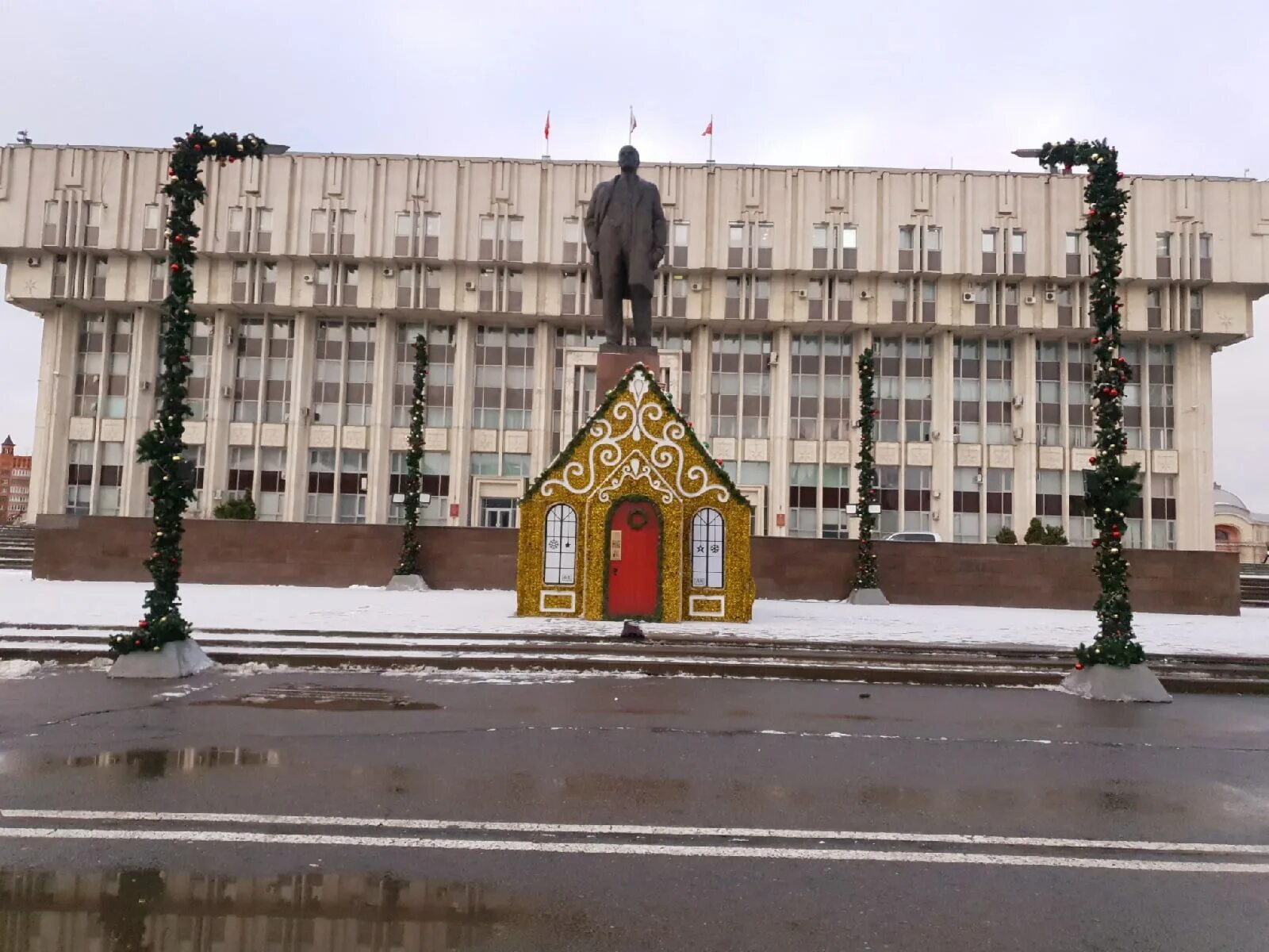 Vikinghouse тула площадь ленина фото На главной площади Тулы установили символ 2021 года: ФОТО Фоторепортажи Тулы и Т