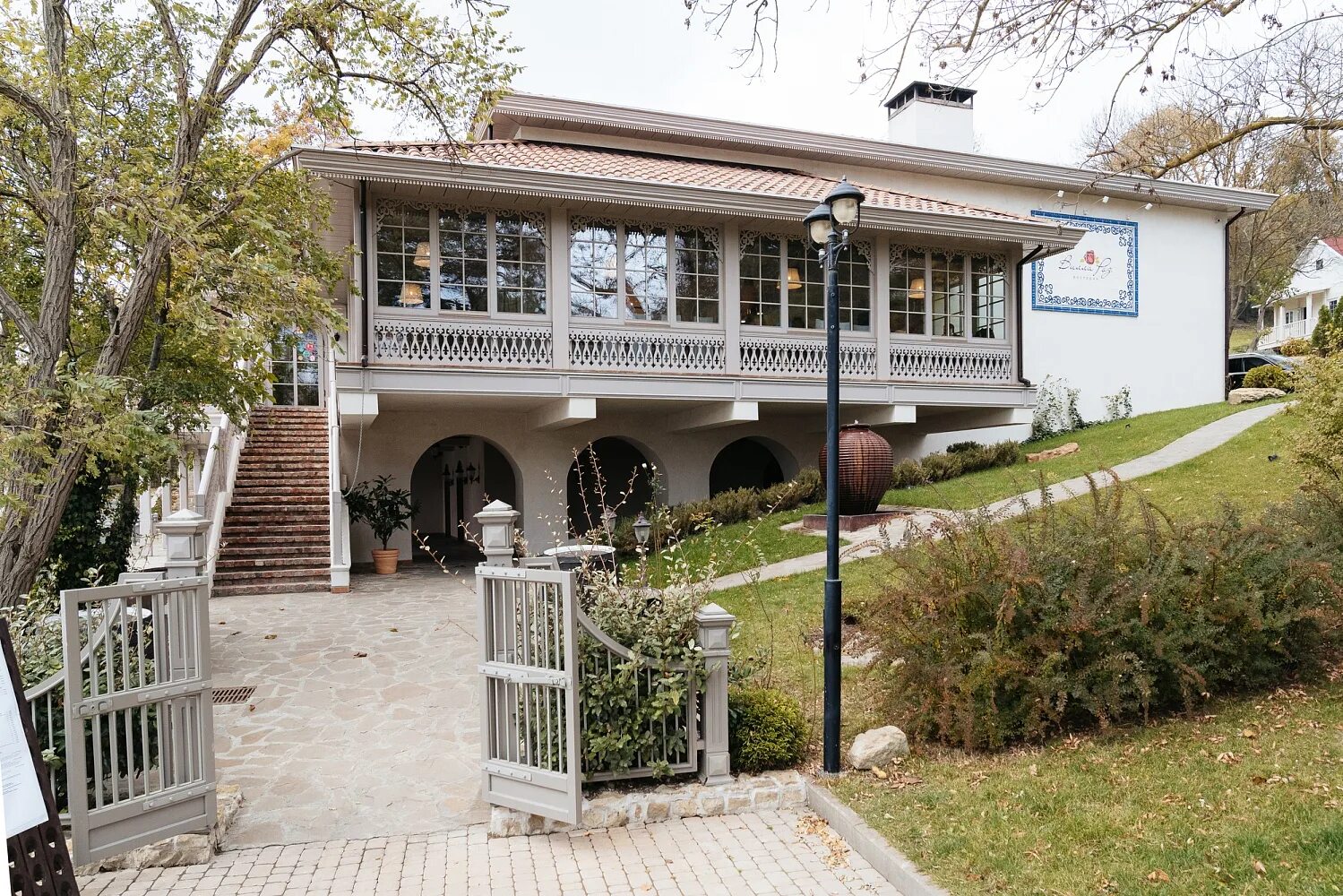 Villa rosa юбилейный бул 31г фото Из Абрау-Дюрсо в Москву: котенок из ресторана "Вилла Роз" переехал к известной р