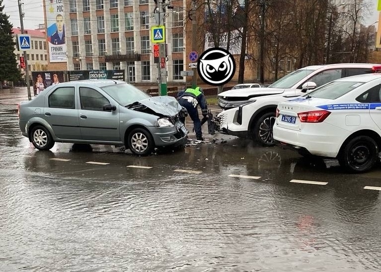 Voice ул кирова 2 фото На улице Кирова в Пензе в страшном ДТП изуродовало две машины. ФОТО