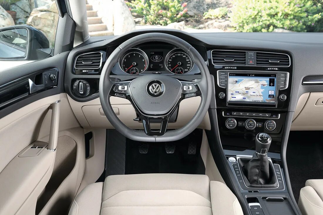 Volkswagen фото салона Эволюция легенды: Volkswagen Golf празднует 50-летие