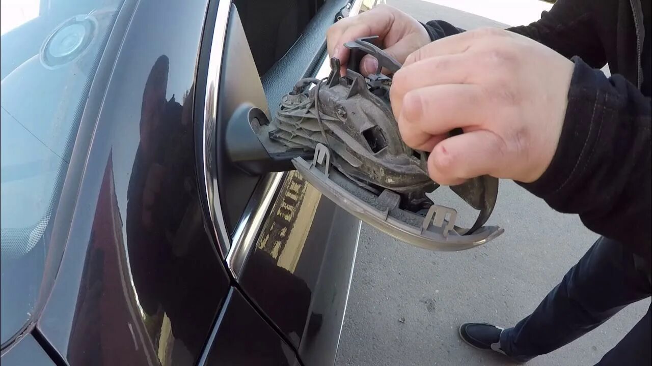 Volkswagen tiguan как заменить зеркала боковые лампочки Passat B6 Замена повторителя поворота Замена поворотника - YouTube