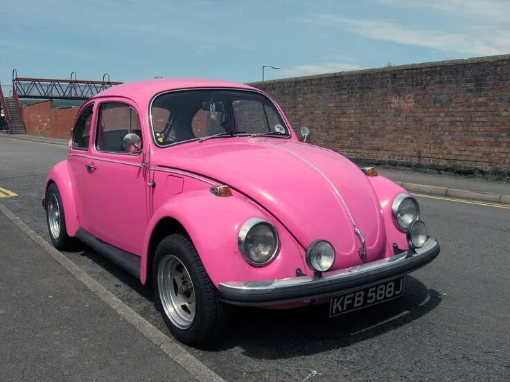 Volkswagen жук фото It’s #PinkShirtDay! #PinkItForward Pink volkswagen beetle, Volkswagen beetle, Pi