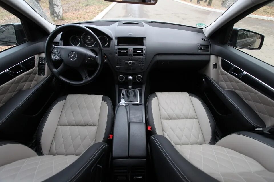 W204 тюнинг салона замена недорогого и скучного офисного костюма на casual не без шика - Mercedes-B