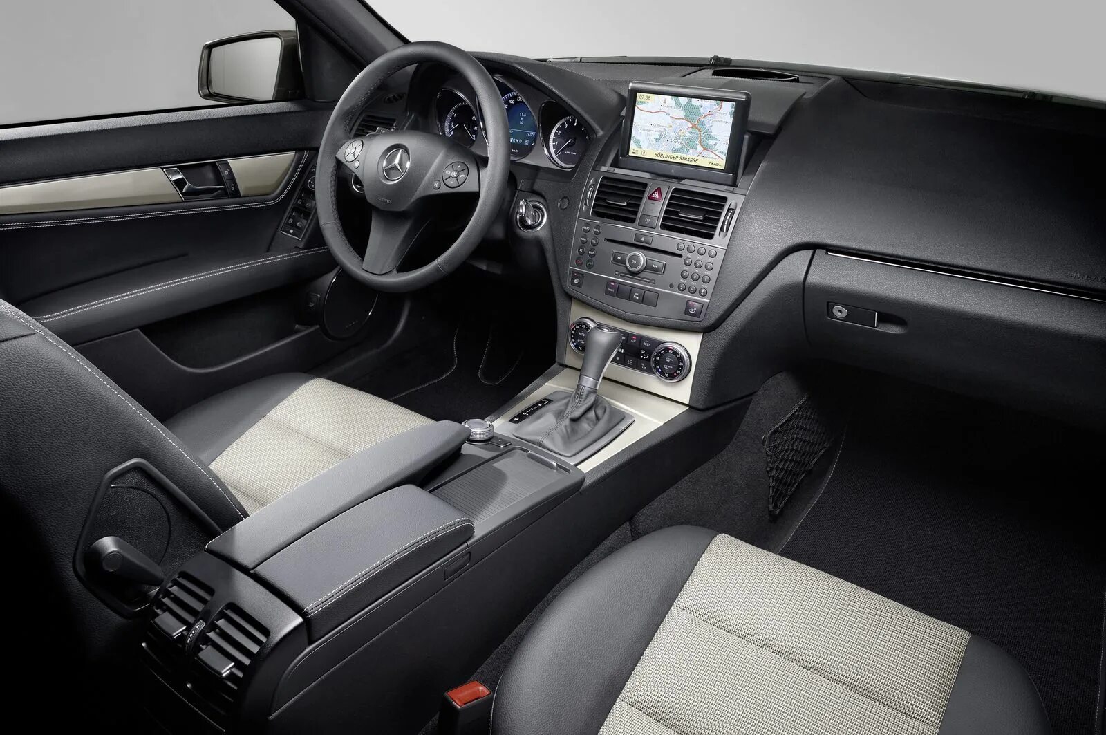 W204 тюнинг салона Изысканно динамичный, элегантный и стильный: Mercedes-Benz C-Класса W204 "Specia