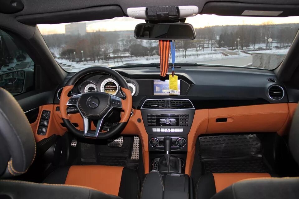 W204 тюнинг салона Перешив салона в Итальянскую рыже-чёрную кожу - Mercedes-Benz C-class (W204), 1,