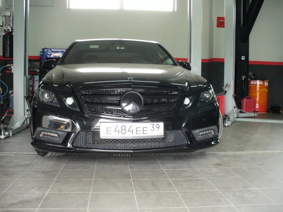 W212 фары тюнинг Mercedes-Benz E-class (W212) покраска масок фар в черный мат - DRIVE2