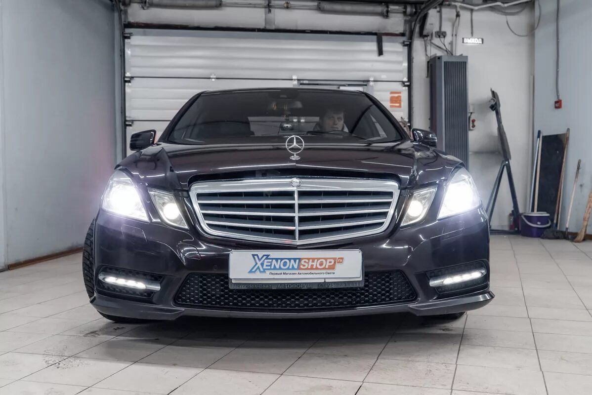 W212 фары тюнинг Замена ламп ближнего света Мерседес Бенц 212 (Mercedes-Benz W212) 2012 дорестайл